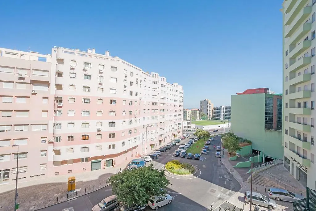 1-Minute Walk To The Metro And 2 To The Supermarket Lisbon
